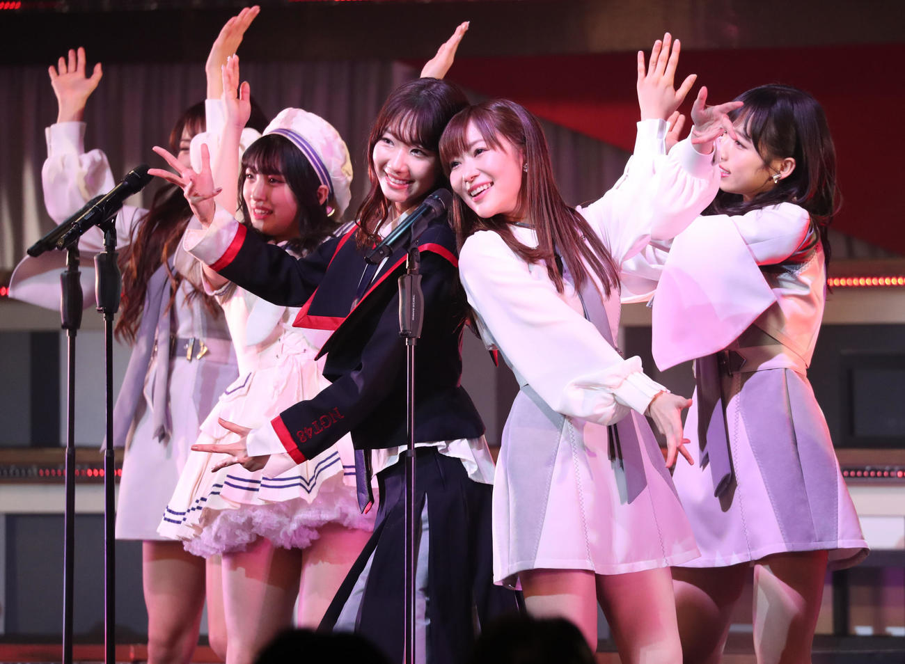 2019年1月、AKB48グループ楽曲総選挙　アンコールの「ヘビーローテーション」を披露する指原莉乃（中央右）、柏木由紀（同左）
