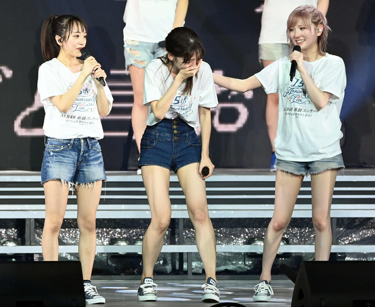 2021年5月、AKB48・15周年コンサート「AKBだけに任せてもらえてうれしい」と新曲発売発表に嬉し涙を流す柏木由紀（中央）