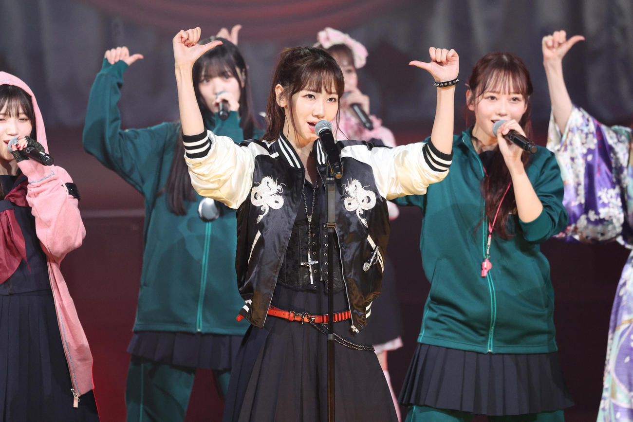 2023年10月、「古参も新規も大集合！なんでもありのAKBでっせスペシャル」で会場を盛り上げるAKB48柏木由紀（中央）