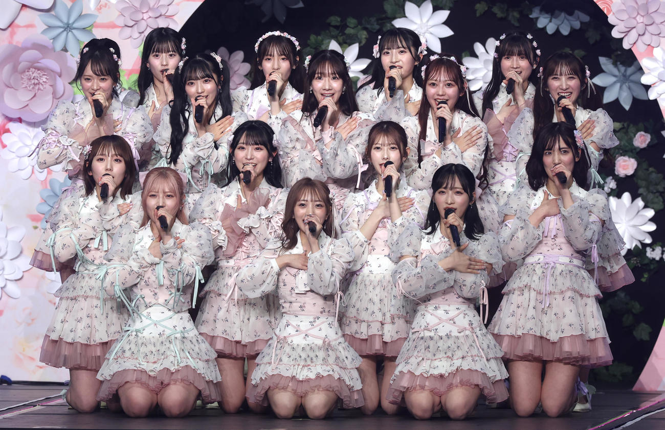 2024年3月、AKB48春コンサート2024　「カラコンウインク」を披露する柏木由紀(3列目左から3人目)