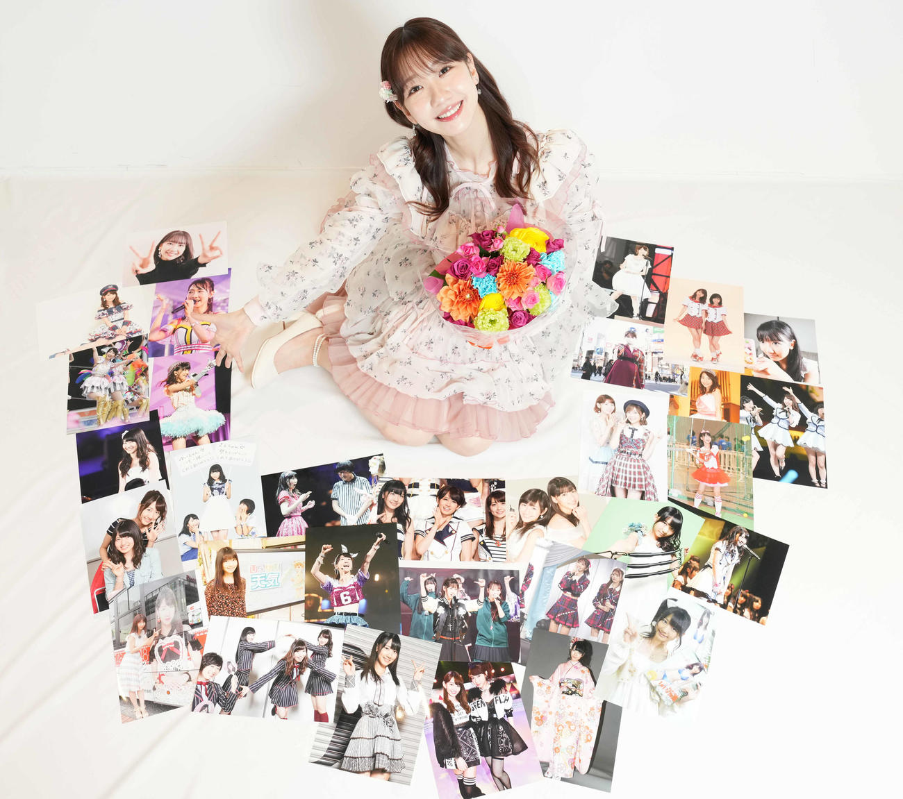 2024年2月、卒業を控えるAKB48柏木由紀は思い出の写真に囲まれ笑顔
