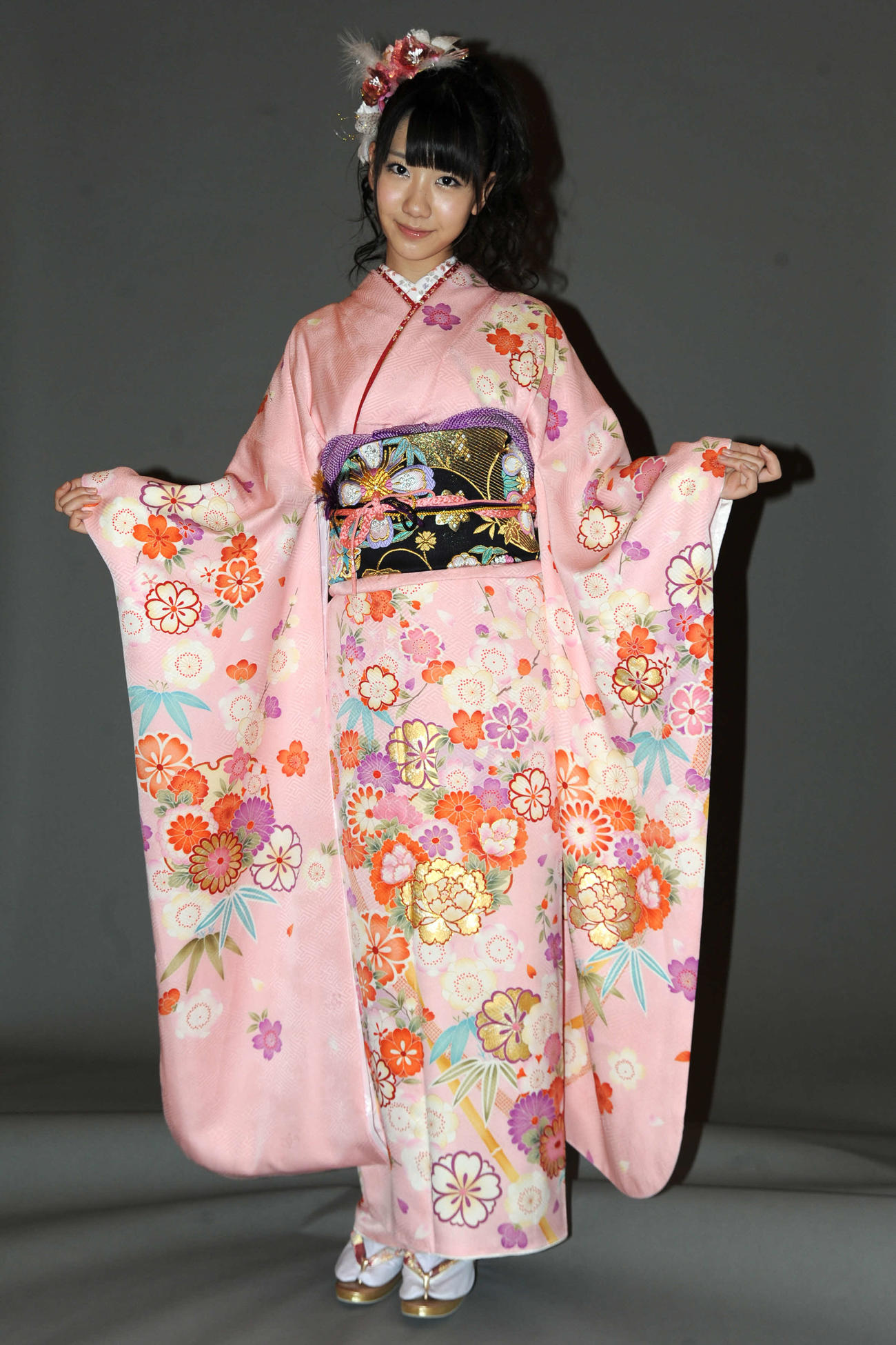 2012年1月、神田明神で振り袖姿のAKB48柏木由紀