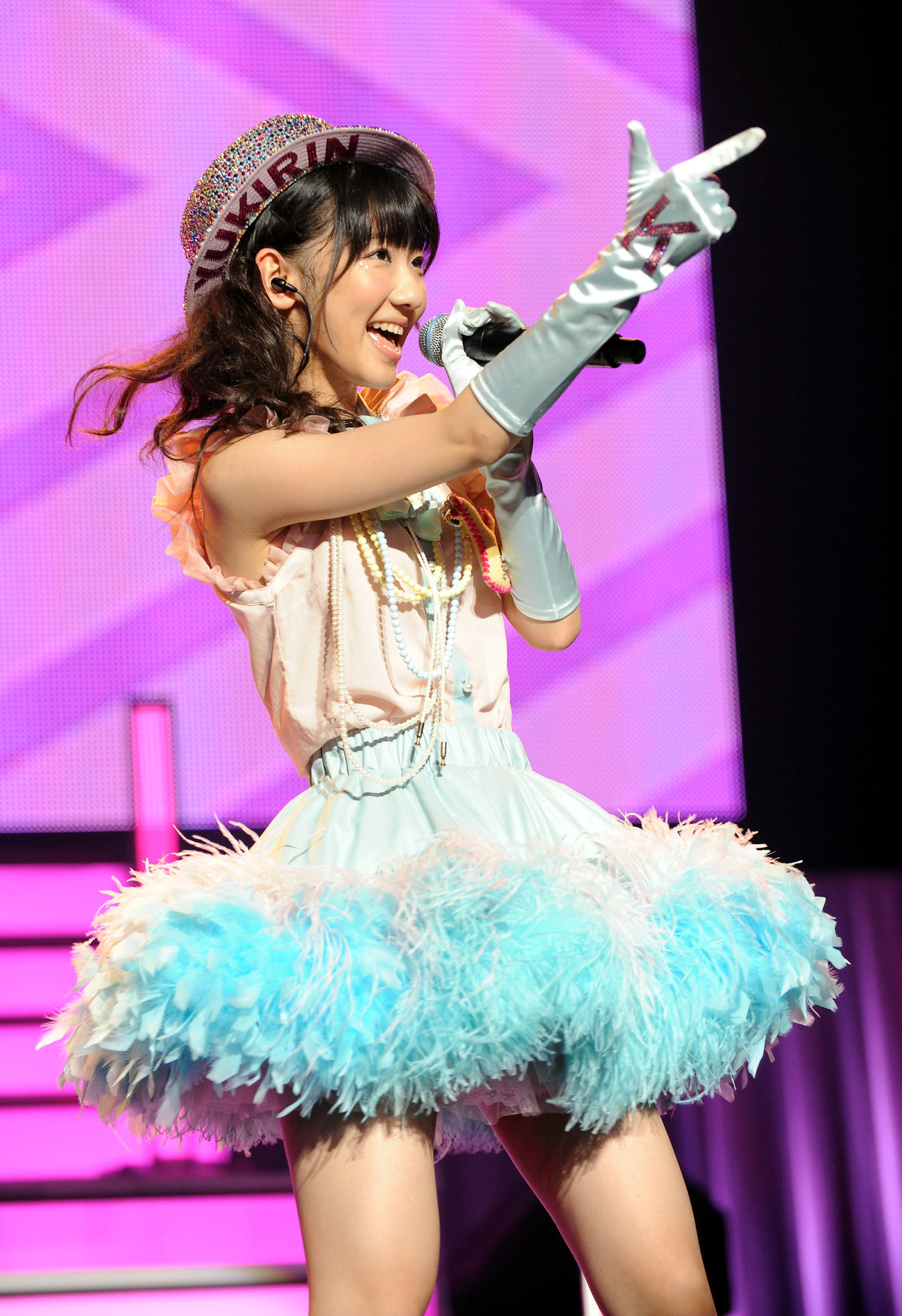 2012年7月、ソロライブで華麗なダンスと歌を披露する柏木由紀