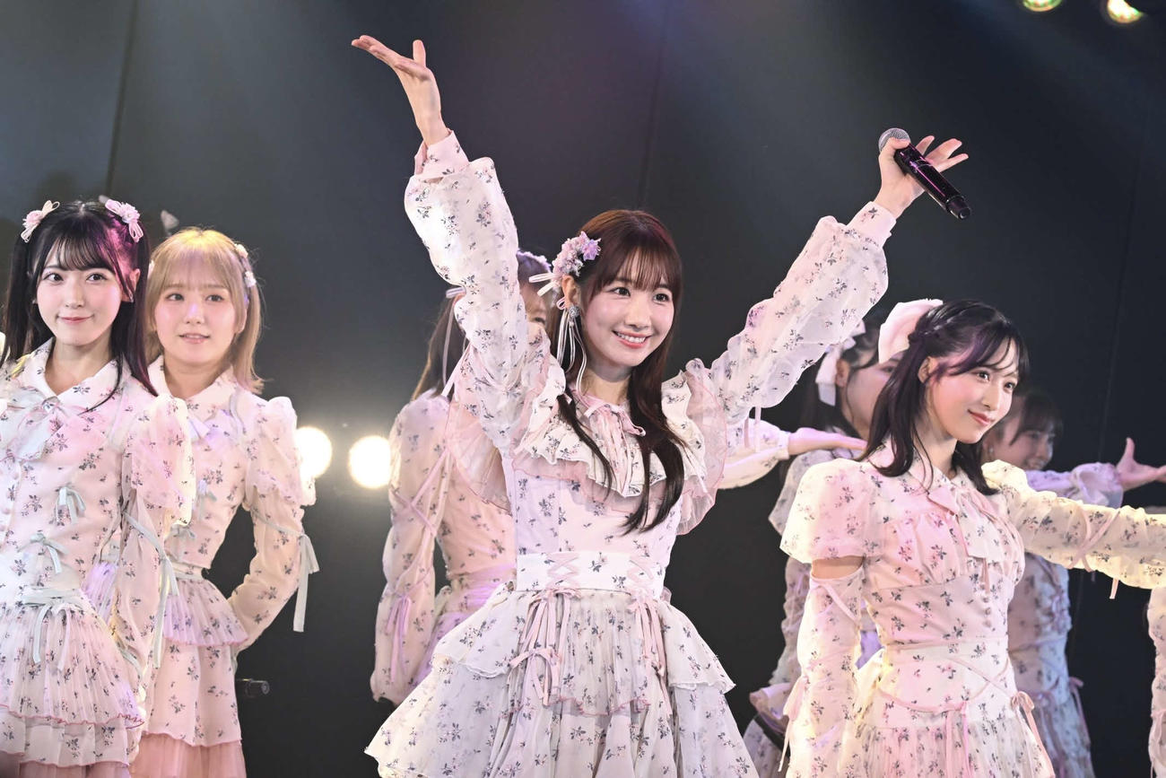 自身のAKB48卒業公演でパフォーマンスする柏木由紀（中央）（C）AKB48