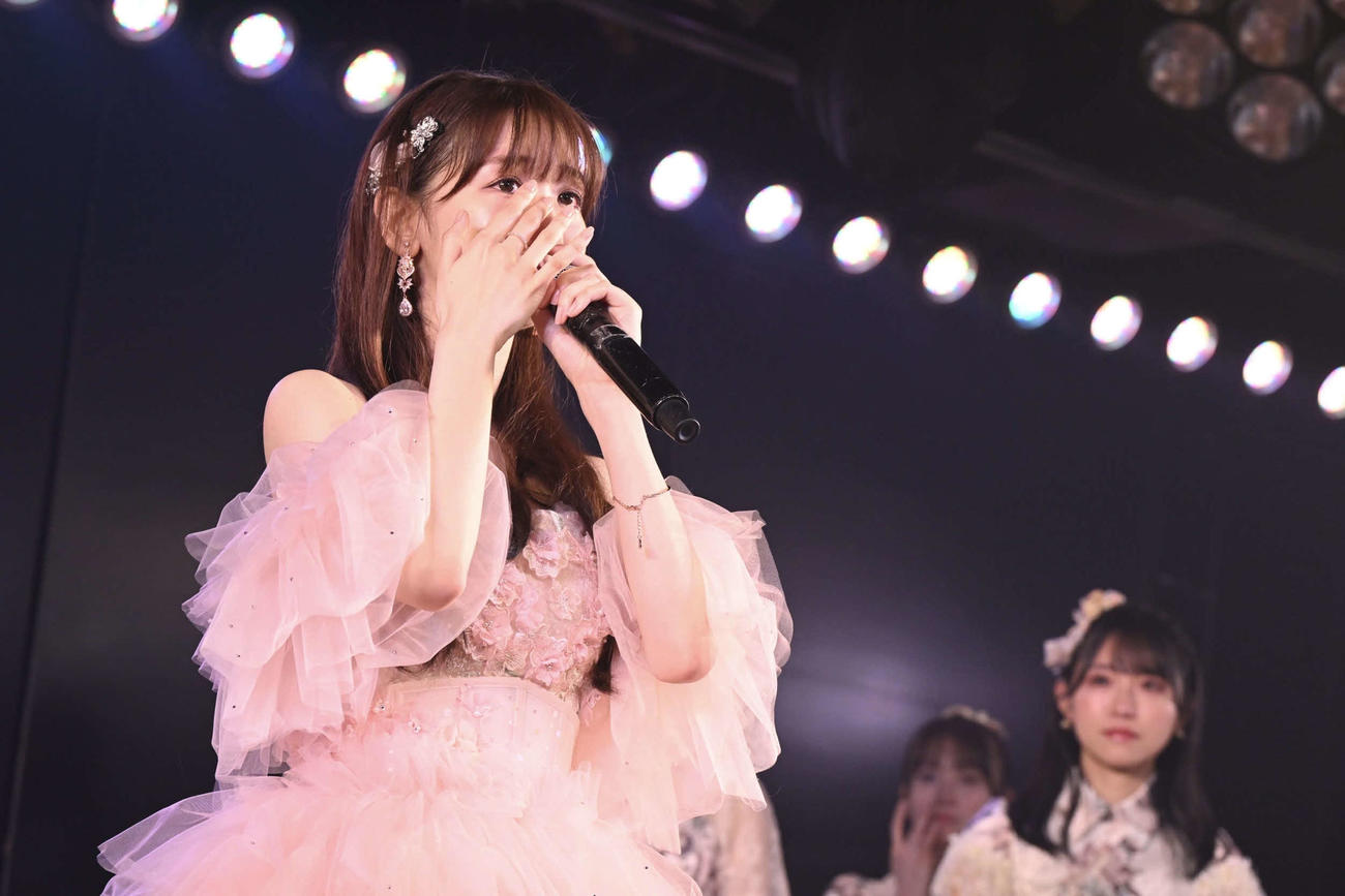 自身のAKB48卒業公演で涙ぐむ柏木由紀　（C）AKB48
