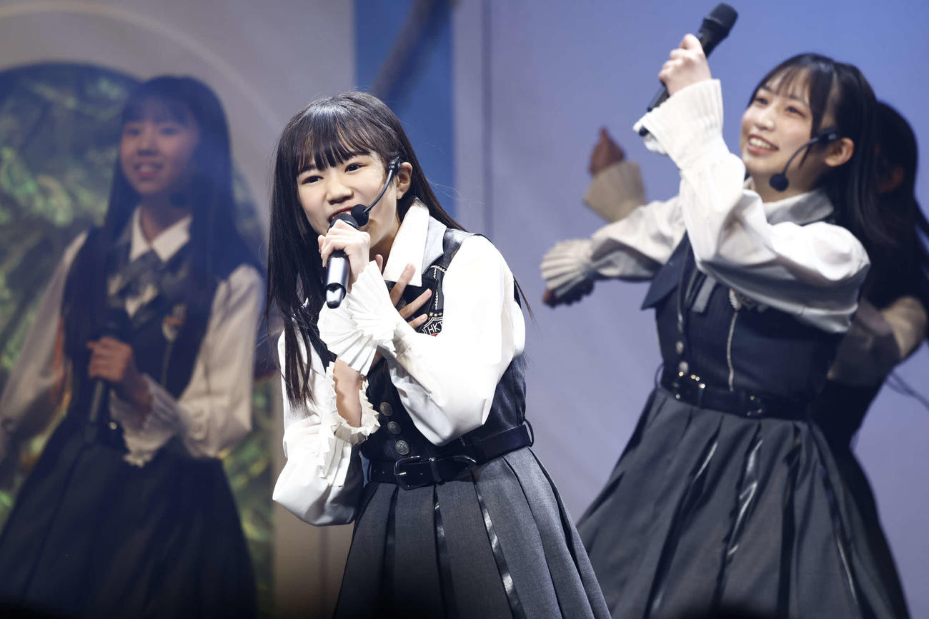 「HKT48　春のコンサート2024～ホップ・ステップ・ジャンプ～」最終公演でパフォーマンスする7期生の呉優菜（中央）
