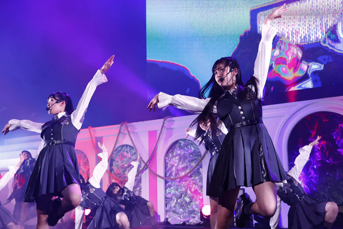 「HKT48　春のコンサート2024～ホップ・ステップ・ジャンプ～」最終公演でパフォーマンスする7期生中野南実（左）と松本苺花