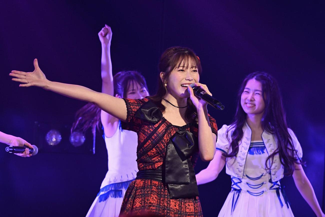 「AKB48劇場リニューアルカウントダウン特別企画」にサプライズ出演した横山由依（C）AKB48