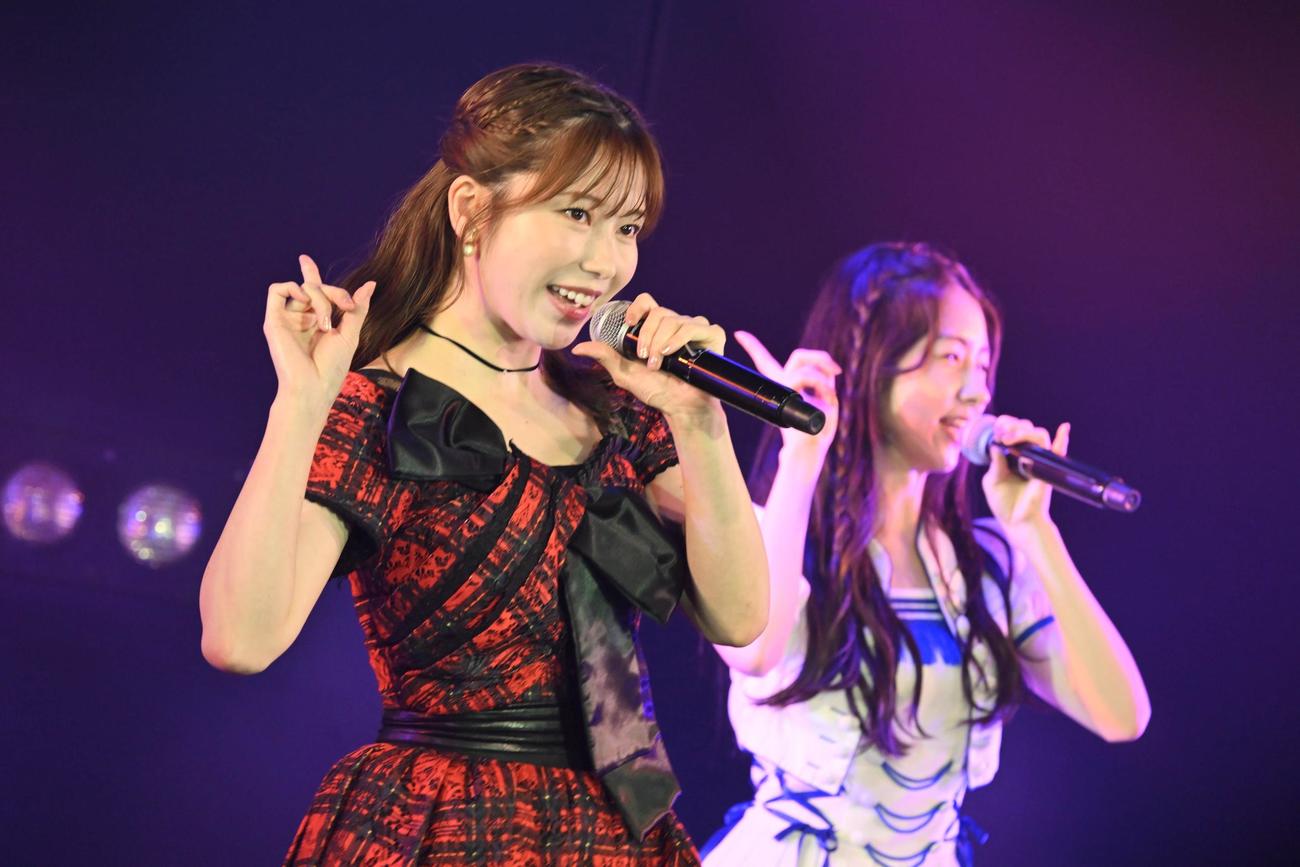 「AKB48劇場リニューアルカウントダウン特別企画」にサプライズ出演した横山由依（C）AKB48