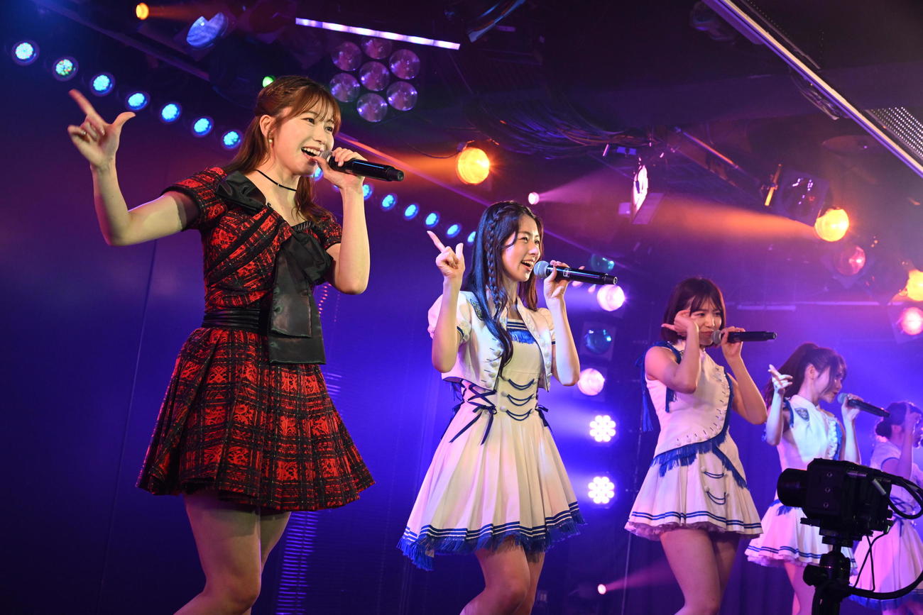 「AKB48劇場リニューアルカウントダウン特別企画」にサプライズ出演した横山由依（C）AKB48