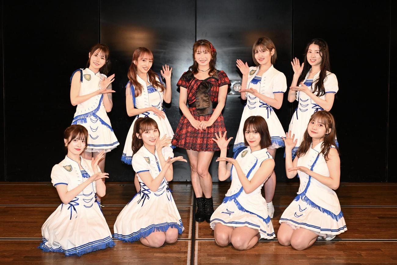 「AKB48劇場リニューアルカウントダウン特別企画」にサプライズ出演した横山由依（中央）（C）AKB48