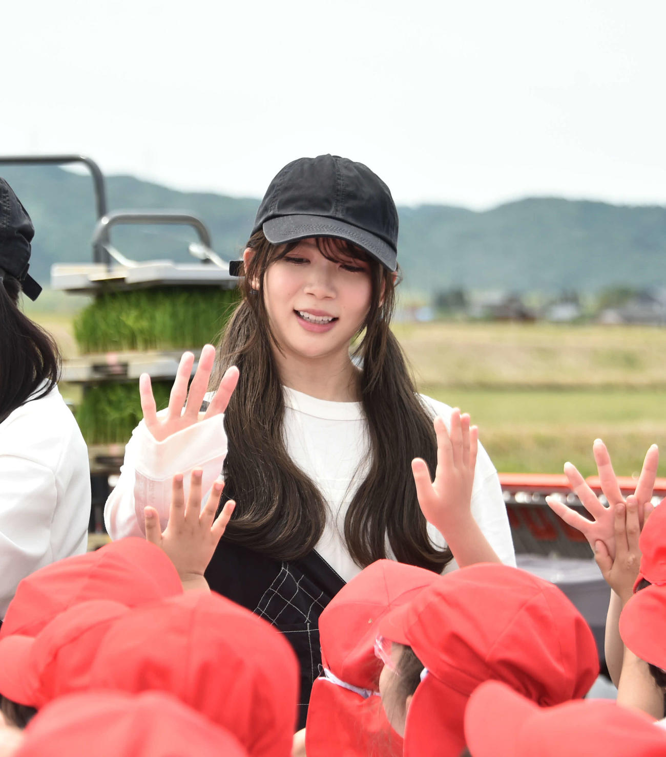 田植えに参加した地元の幼稚園児とタッチする奈良
