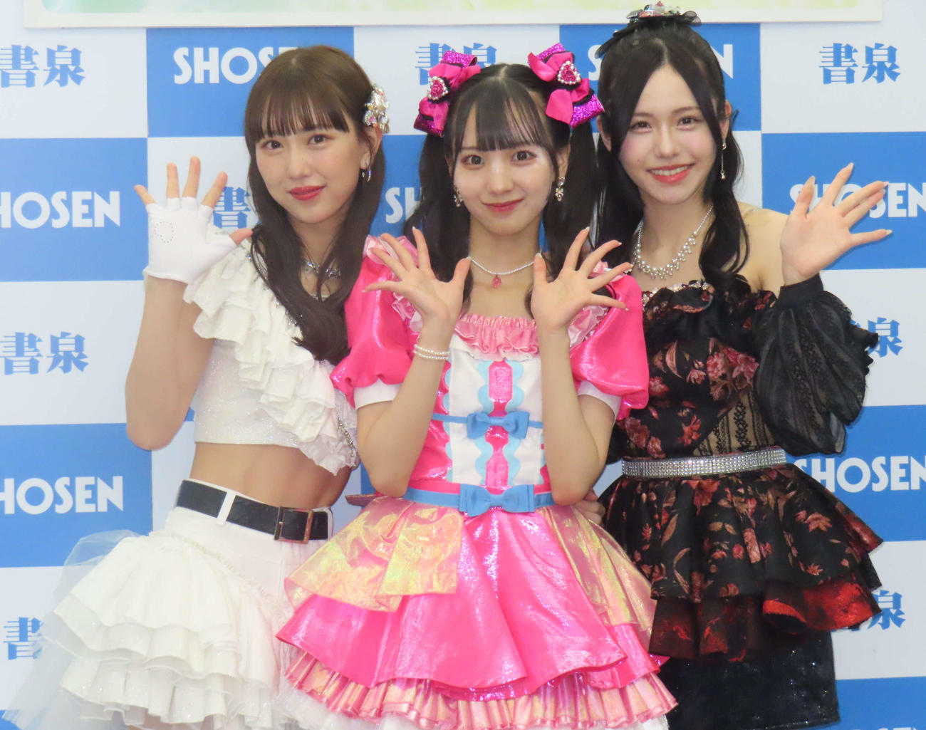「ずぶ濡れSKE48 Team E」発売記念イベントに登場した、左から熊崎晴香、末永桜花、佐藤佳穂