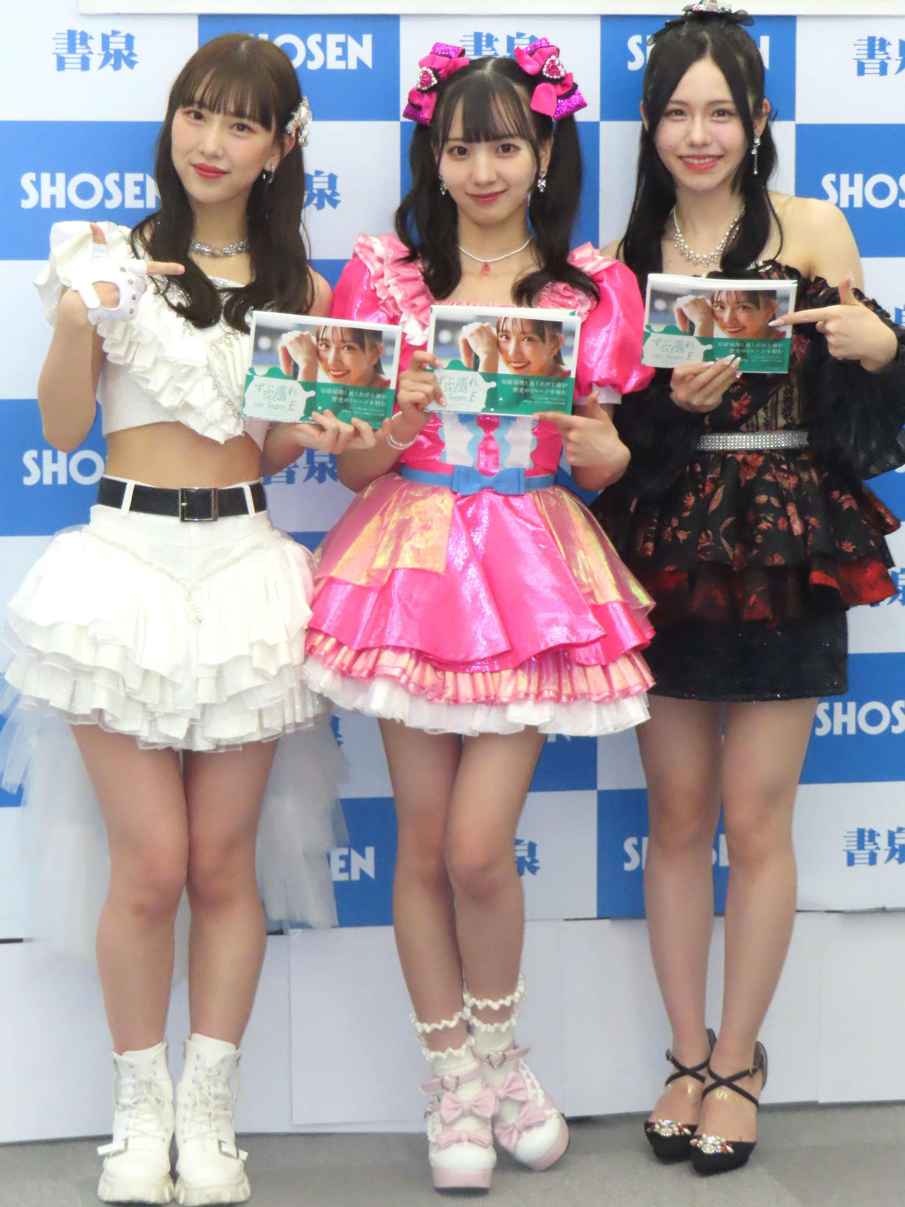 「ずぶ濡れSKE48 Team E」発売記念イベントに登場した、左から熊崎晴香、末永桜花、佐藤佳穂