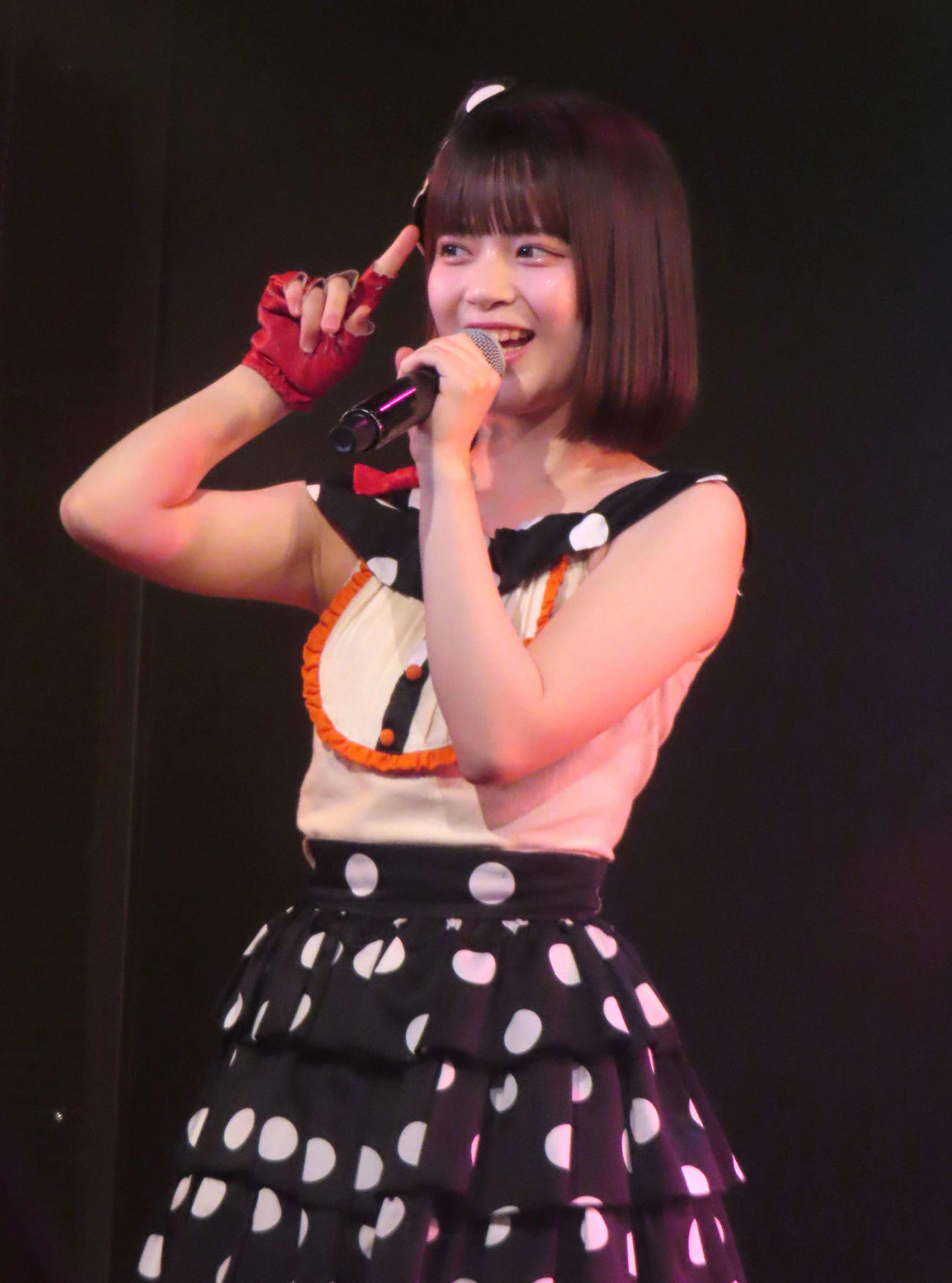 劇場公演「ただいま　恋愛中」でパフォーマンスするAKB48川村結衣