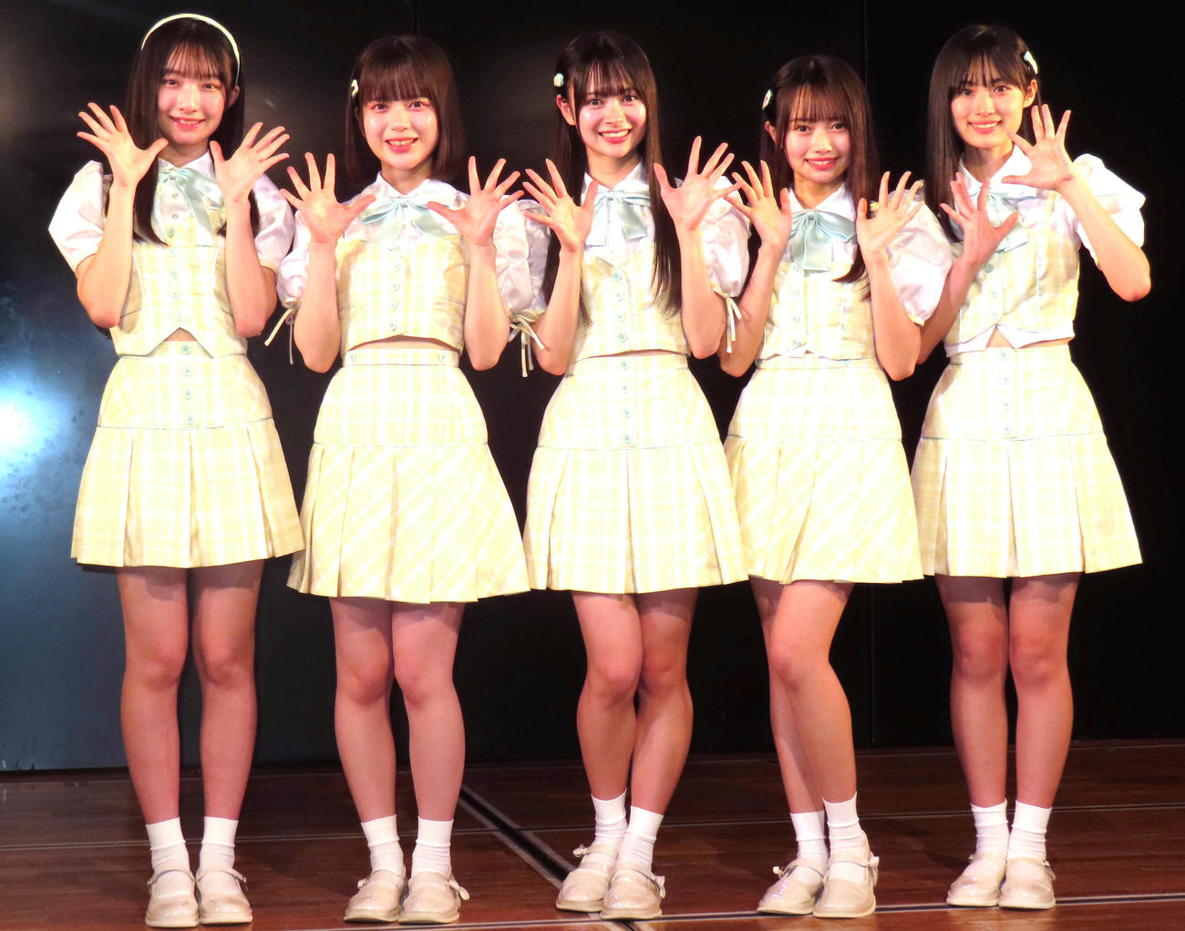 劇場公演「ただいま　恋愛中」を行い、公演デビューを飾ったAKB48の19期研究生。左から白鳥沙怜、川村結衣、伊藤百花、花田藍衣、奥本カイリ