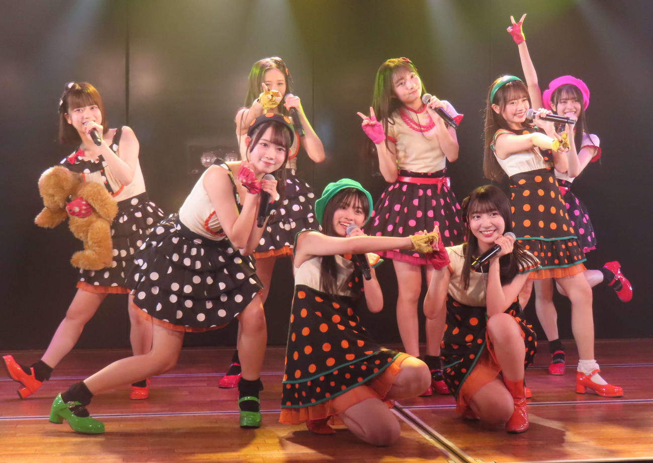 劇場公演「ただいま　恋愛中」でパフォーマンスするAKB48メンバー