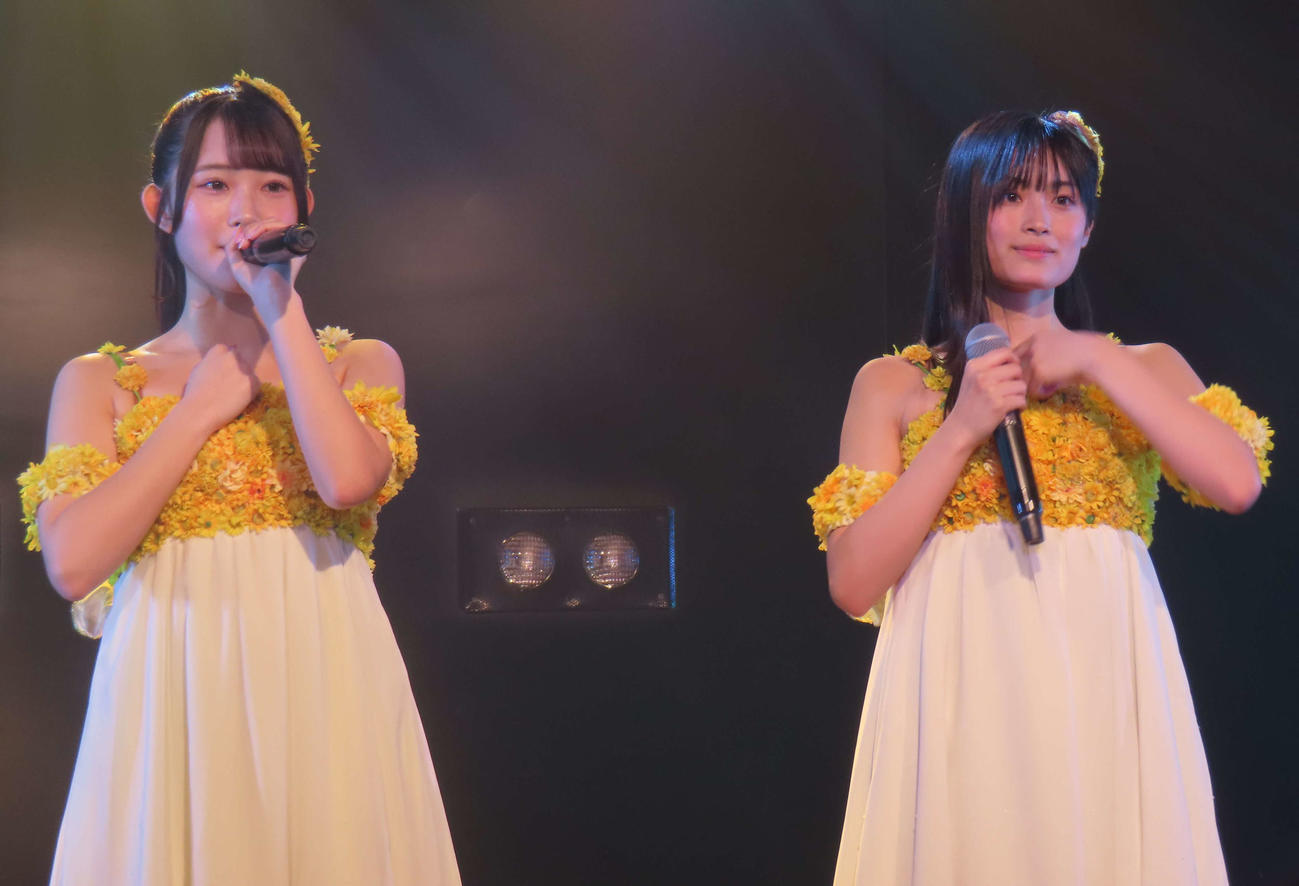 劇場公演「ただいま　恋愛中」でパフォーマンスするAKB48太田有紀（左）と奥本カイリ