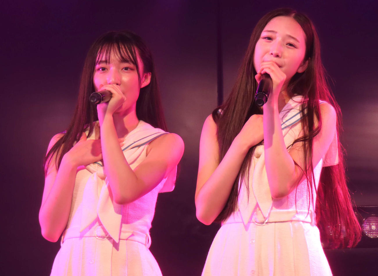 劇場公演「ただいま　恋愛中」でパフォーマンスするAKB48白鳥沙怜（左）と迫由芽実