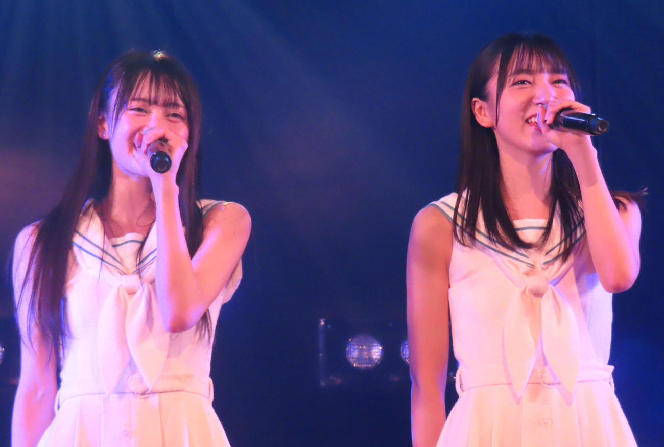 劇場公演「ただいま　恋愛中」でパフォーマンスするAKB48伊藤百花（左）と工藤華純