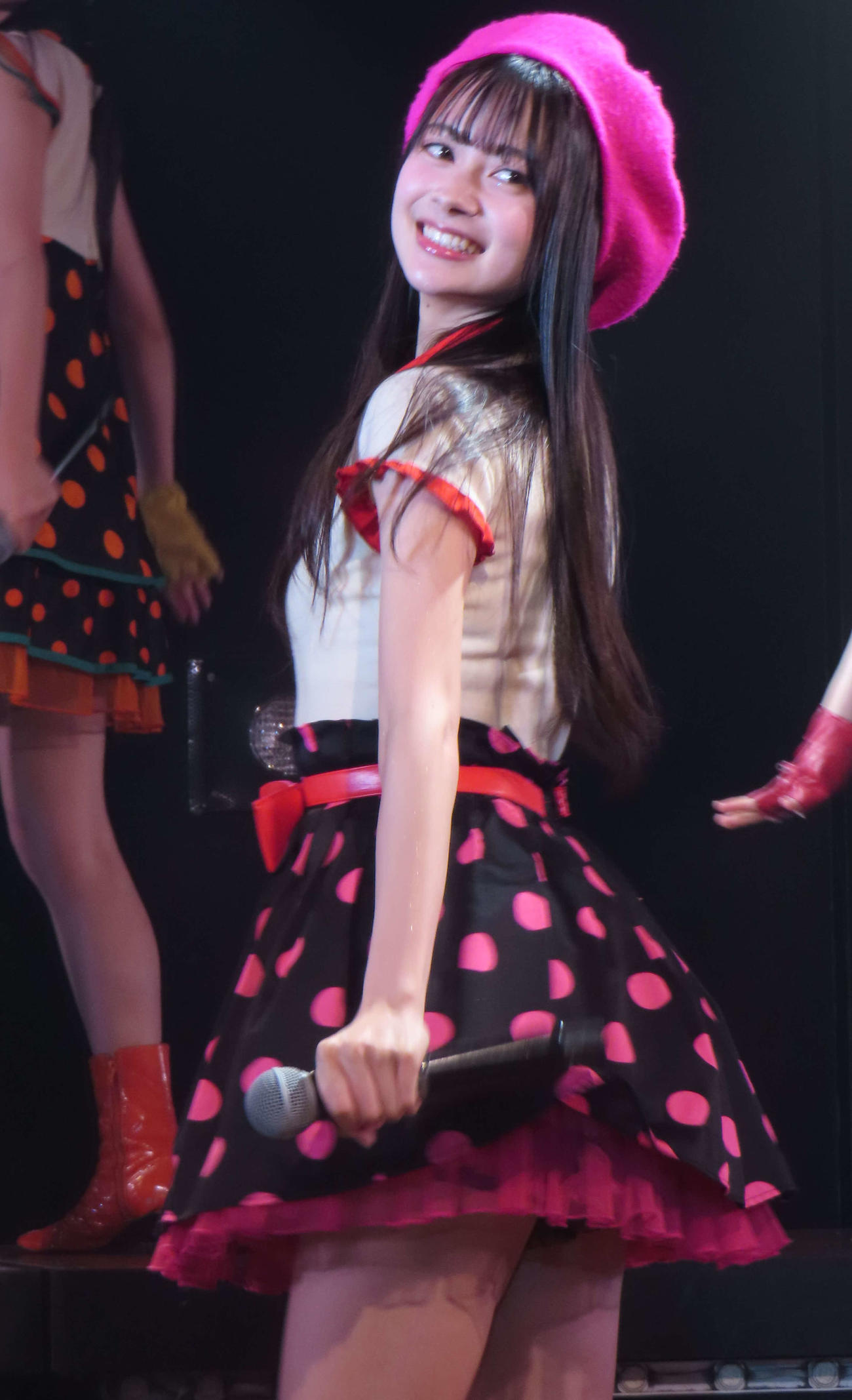 劇場公演「ただいま　恋愛中」でパフォーマンスするAKB48伊藤百花