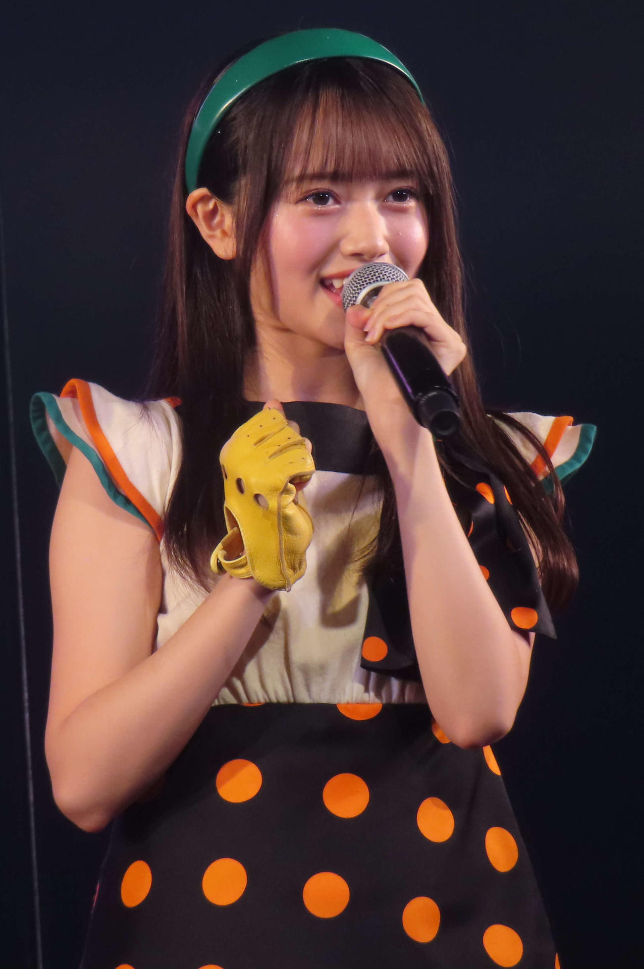 劇場公演「ただいま　恋愛中」でパフォーマンスするAKB48花田藍衣