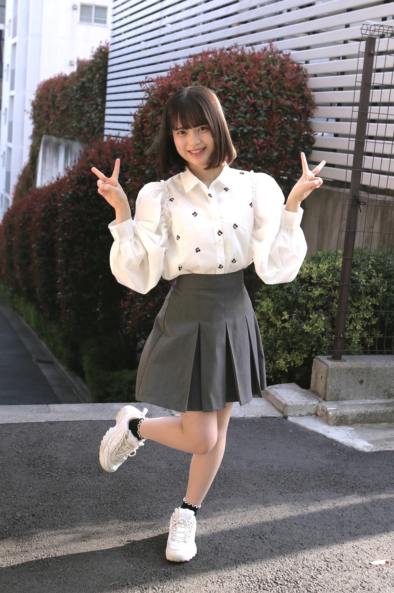 AKB48研究生の川村結衣は、階段を昇ってピース（撮影・中島洋尚）