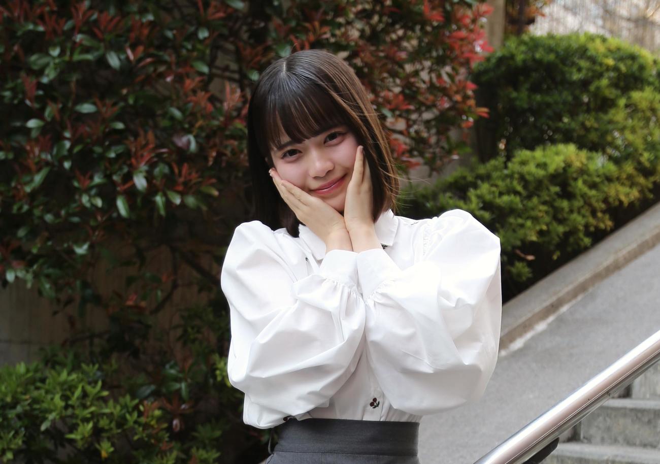 AKB48研究生の川村結衣は、ちょっと照れポーズ（撮影・中島洋尚）