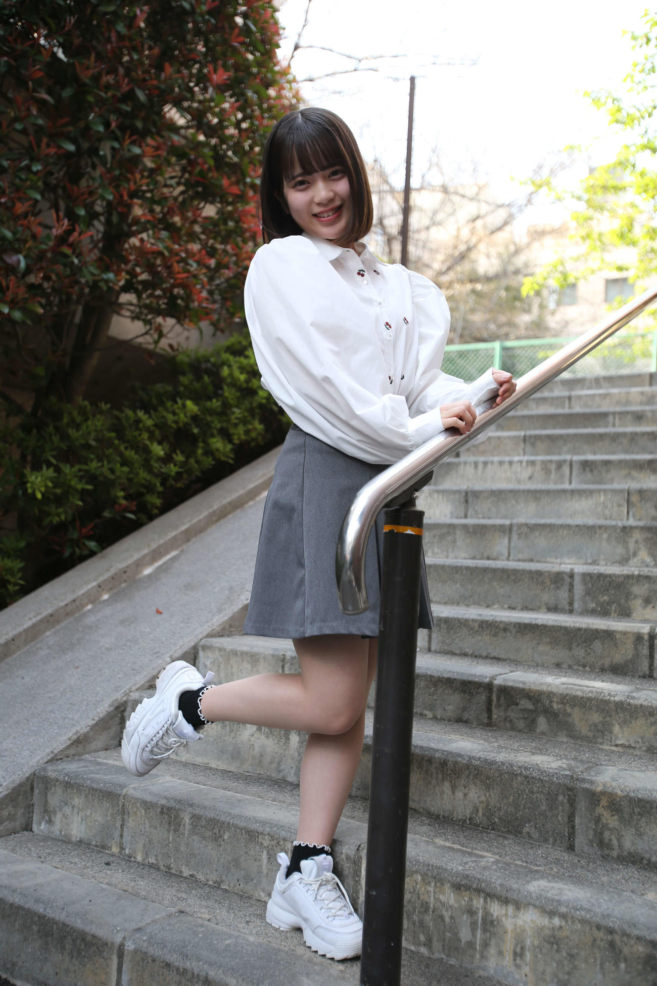 AKB48研究生の川村結衣は、階段の途中で右足を跳ね上げて笑顔（撮影・中島洋尚）
