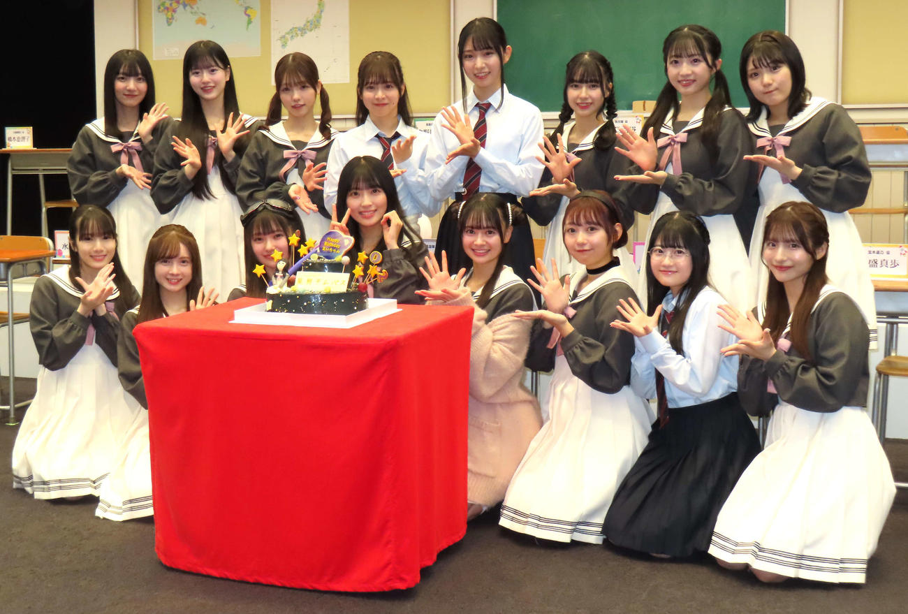 佐藤綺星（前列中央左）の誕生日を祝福するAKB48メンバー