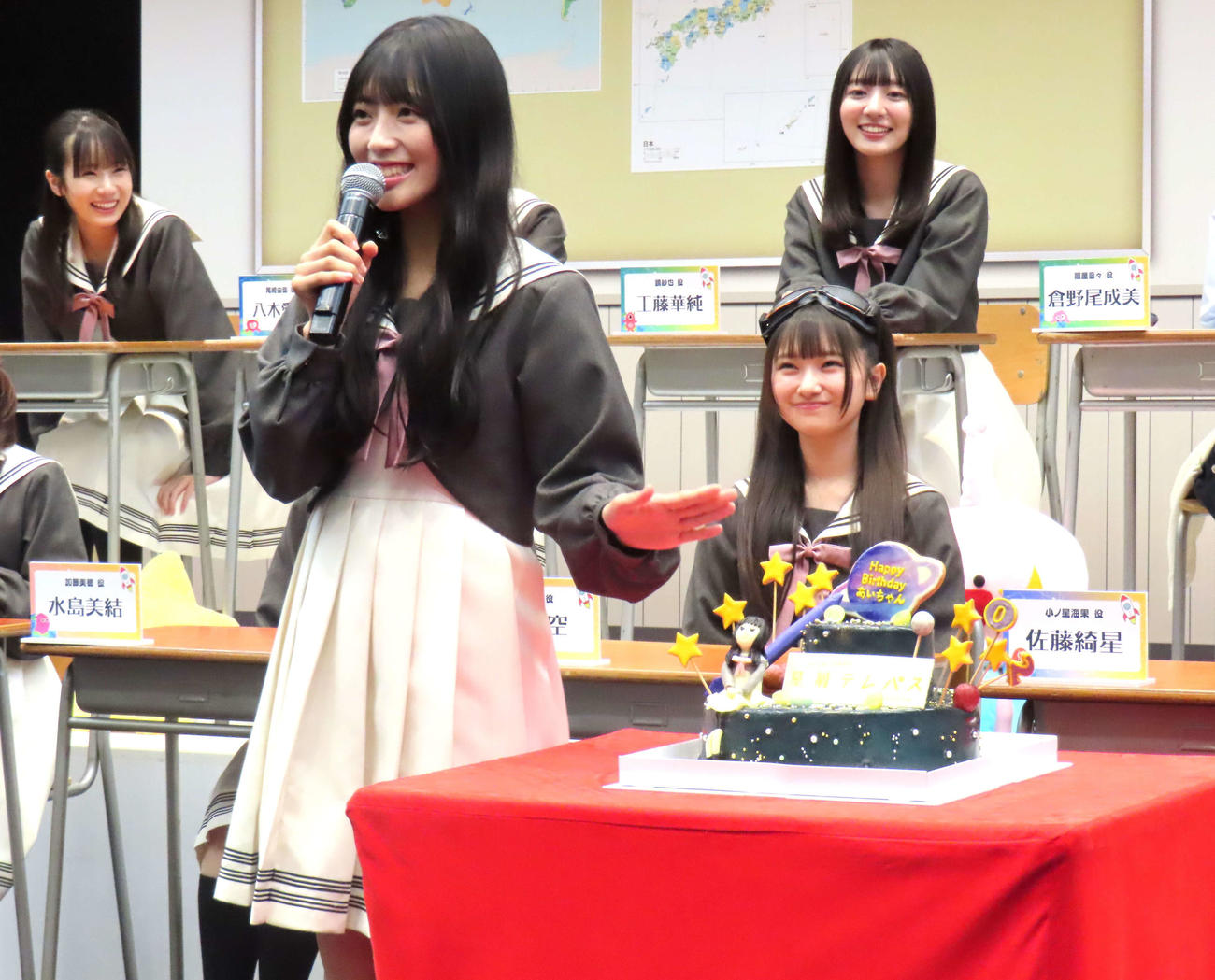 サプライズで誕生日を祝われるAKB48佐藤綺星（中央左）