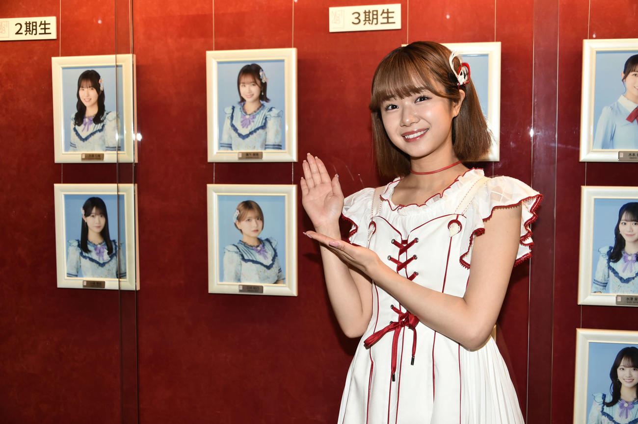 卒業公演を30日に行う真下華穂。NGT48劇場ロビーに飾られている自身の写真を「30日に外します」