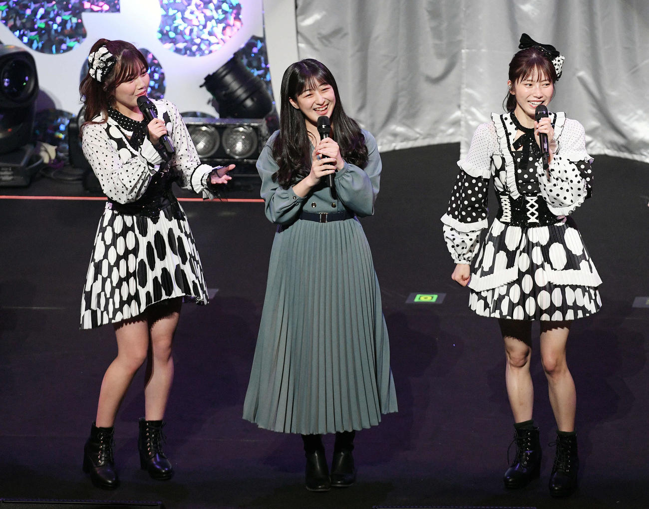 2021年11月、横山由依（右）の卒業コンサートに登場した伊豆田莉奈（中央）