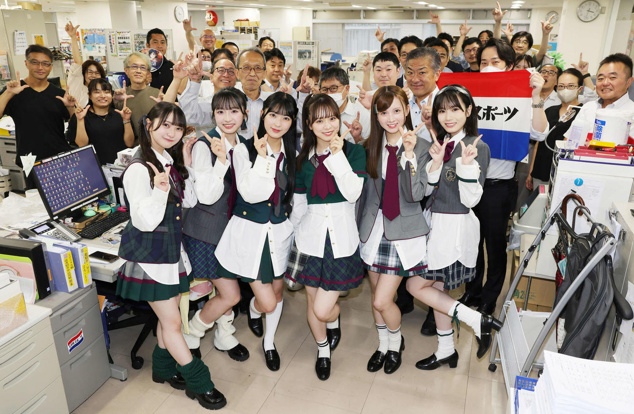 新曲「恋　詰んじゃった」のPRのため日刊スポーツ新聞社東京本社を訪れたAKB48。左から山崎空、秋山由奈、佐藤綺星、倉野尾成美、水島美結、橋本恵理子（撮影・野上伸悟）