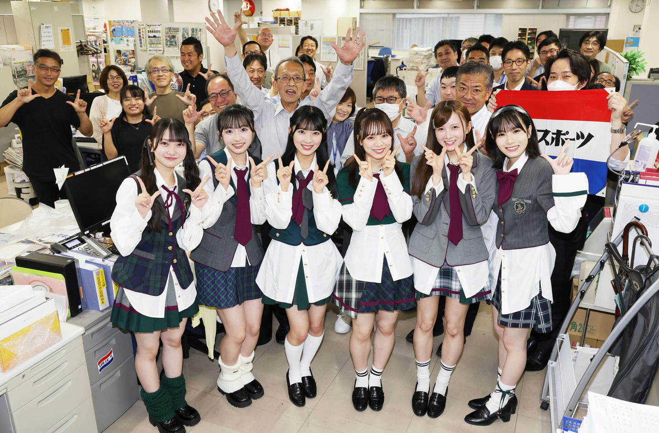 新曲「恋　詰んじゃった」のPRのため日刊スポーツ新聞社東京本社を訪れたAKB48。左から山崎空、秋山由奈、佐藤綺星、倉野尾成美、水島美結、橋本恵理子（撮影・野上伸悟）