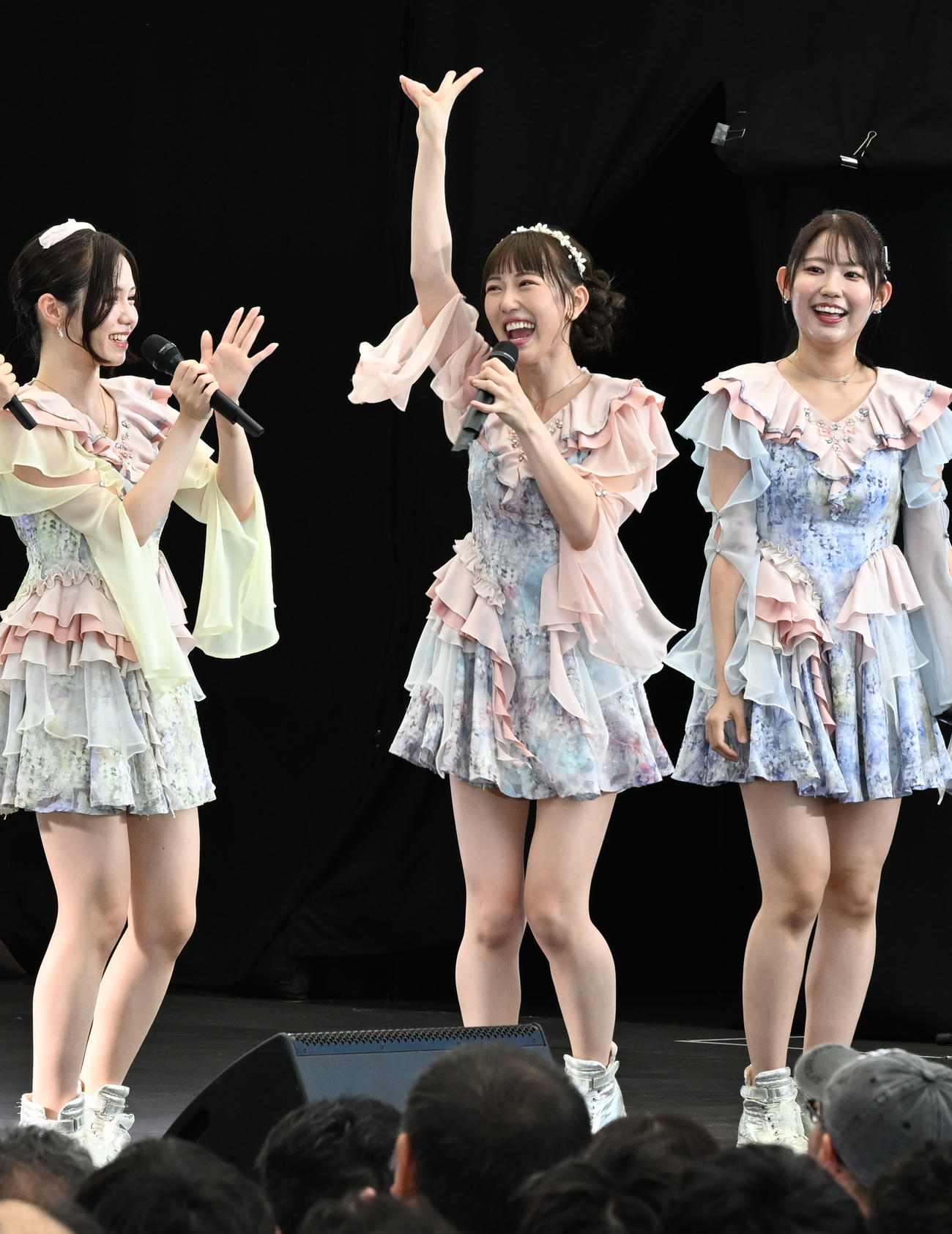 誕生日を迎え、メンバーからの祝福に喜ぶSKE48の熊崎晴香（中央）（撮影・千葉一成）