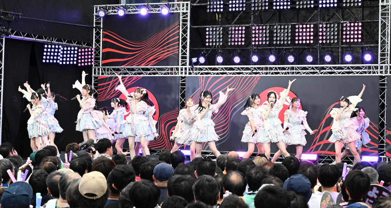ダンスパフォーマンスを披露するSKE48（撮影・千葉一成）
