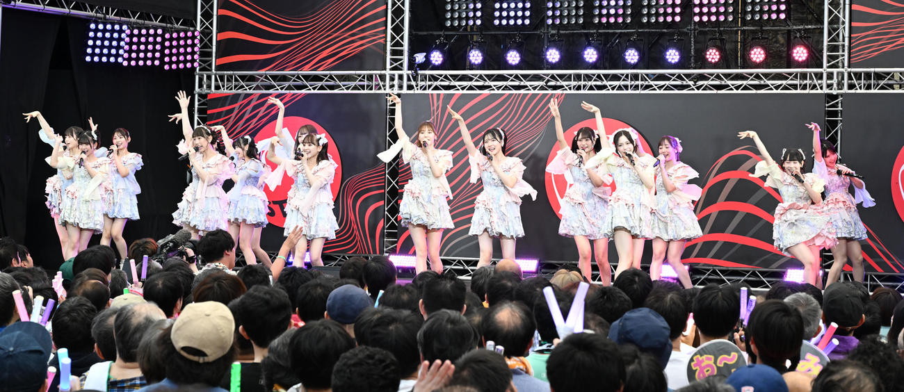 ダンスパフォーマンスを披露するSKE48（撮影・千葉一成）