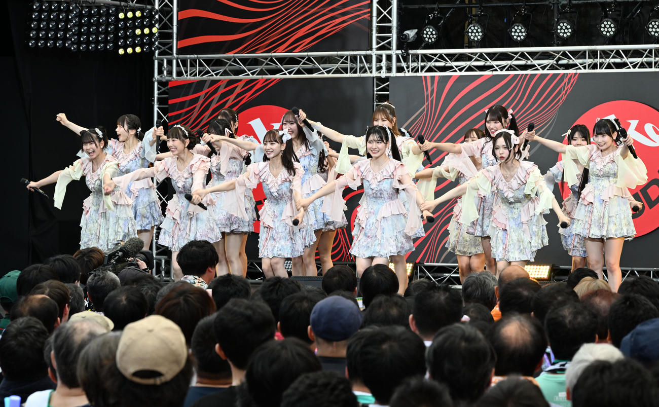 ダンスパフォーマンスを披露するSKE48（撮影・千葉一成）