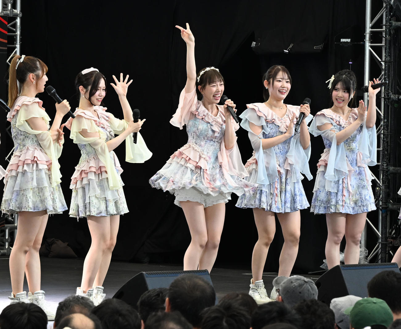 誕生日を迎え、メンバーからの祝福に喜ぶSKE48の熊崎晴香（中央）（撮影・千葉一成）