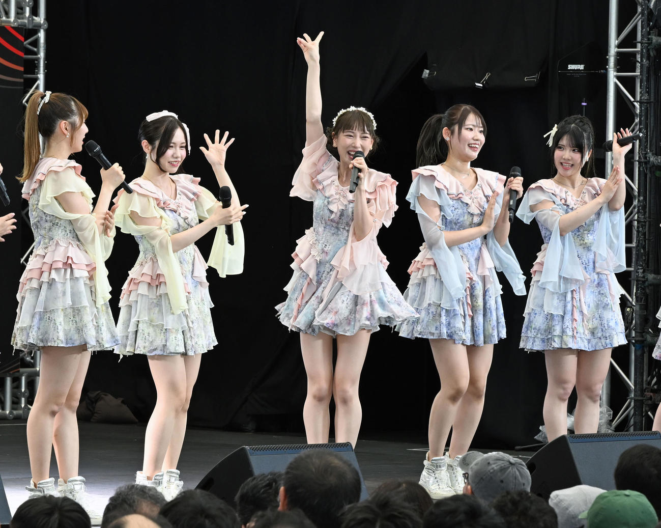誕生日を迎え、メンバーからの祝福に喜ぶSKE48の熊崎晴香（中央）（撮影・千葉一成）