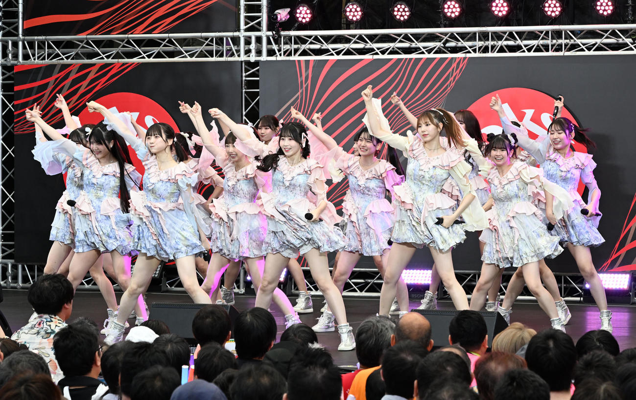 ダンスパフォーマンスを披露するSKE48（撮影・千葉一成）