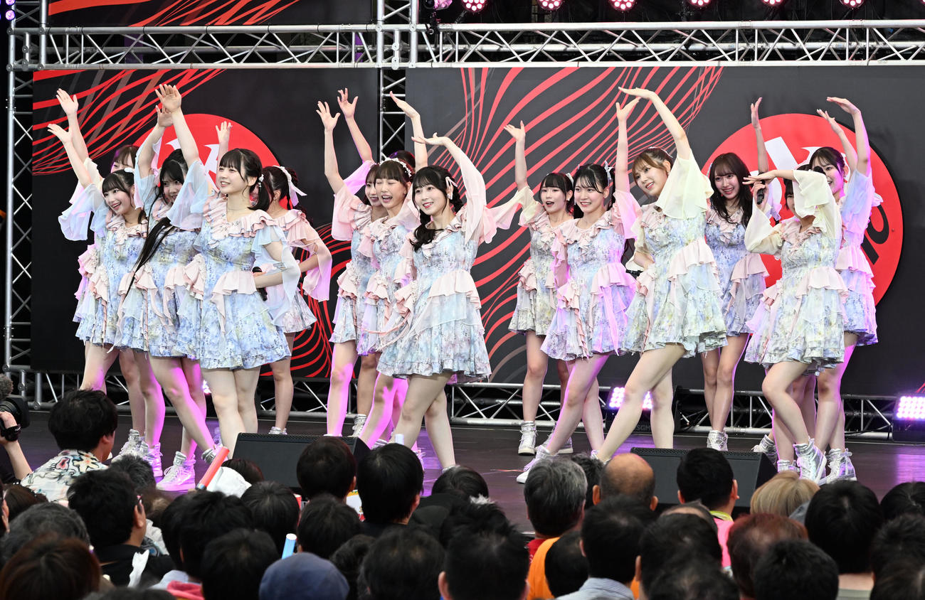 ダンスパフォーマンスを披露するSKE48（撮影・千葉一成）