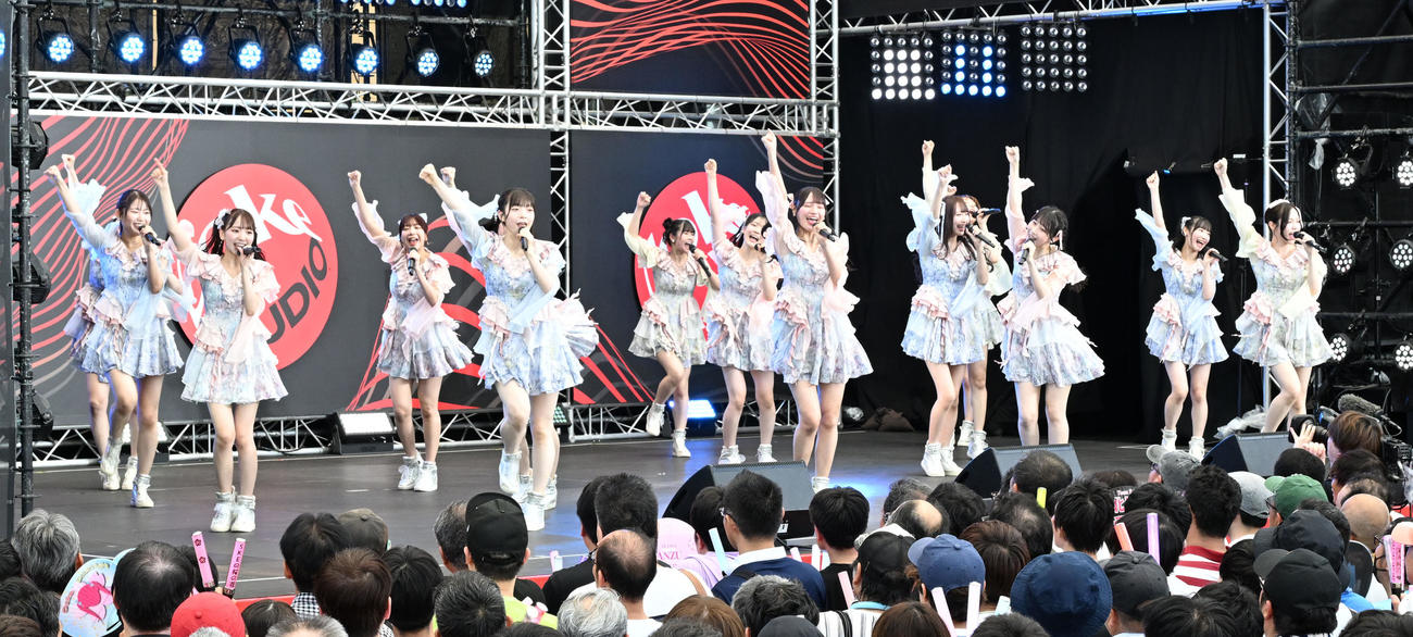 ダンスパフォーマンスを披露するSKE48（撮影・千葉一成）
