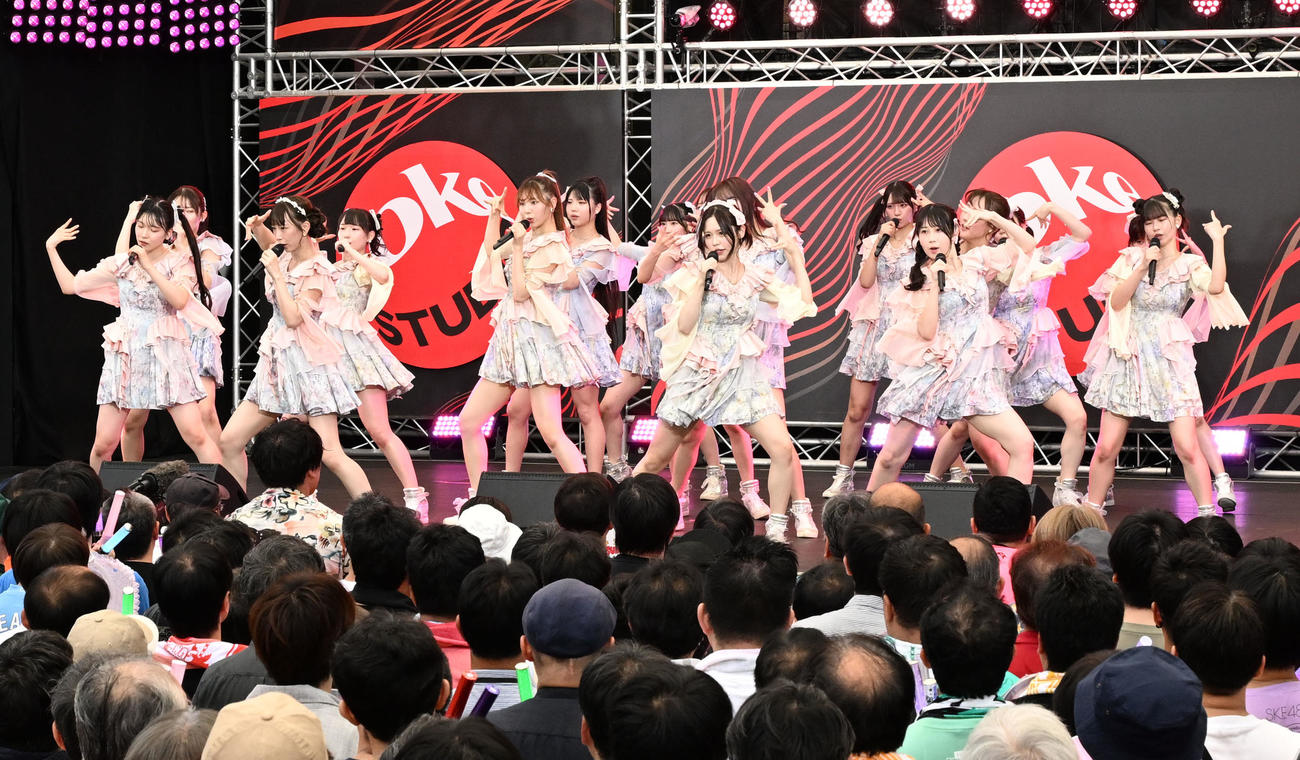 ダンスパフォーマンスを披露するSKE48（撮影・千葉一成）