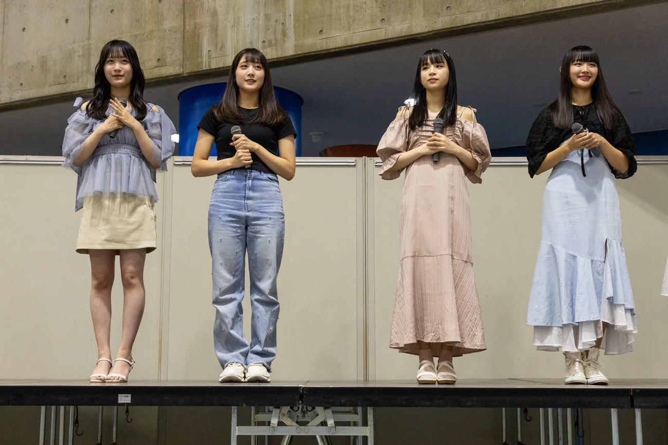 ステージに上がり、ファンに昇格を伝えるNGT48の3期生。左から鈴木凛々花、木本優菜、喜多花恵、磯部瑠紅　（C）Flora
