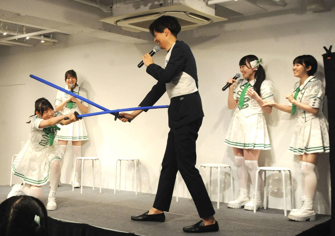 KLP48の日本での初ファンミーティングで、東京五輪フェンシング男子エペ団体金メダリストの宇山賢（中央）とスマートフェンシングを体験するKLP48の黒須遥香（左端）。後ろは左から行天優莉奈、山根涼羽、甲斐心愛（撮影・松尾幸之介）