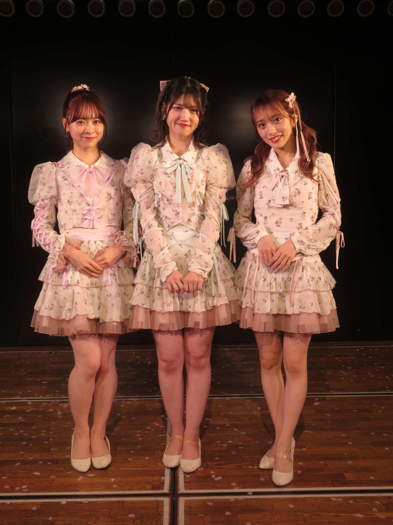 AKB48「劇場リニューアル前最終公演」後、取材に応じた、左から倉野尾成美、村山彩希、向井地美音