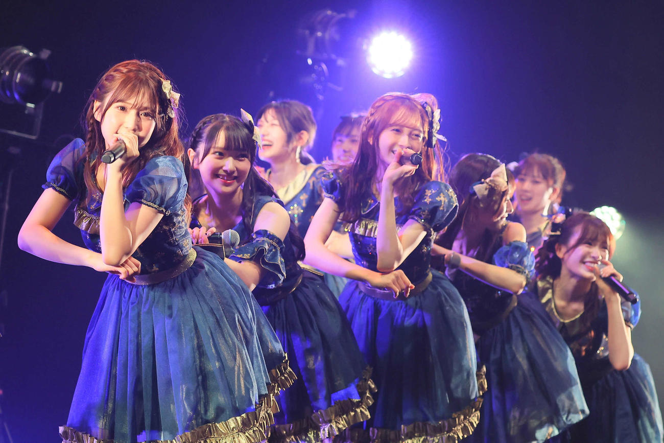 AKB48劇場工事中出張公演でパフォーマンスするAKB48メンバー（C）AKB48