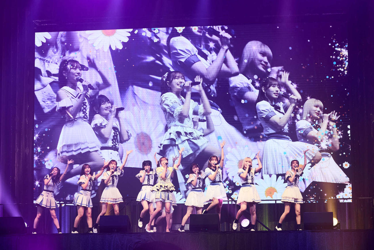 「松岡はな卒業コンサート～はなって！　はなって！　最高かよ！～」でパフォーマンスするHKT48。前列中央は松岡はな（C）Mercury